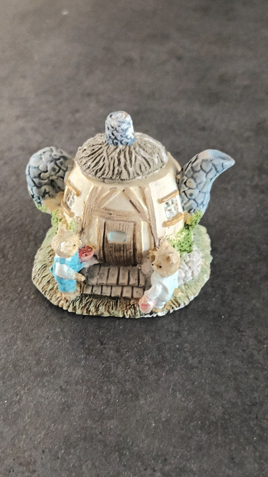 Schattige theepot in de vorm van een huisje met beertjes, Ophalen of Verzenden, Zo goed als nieuw