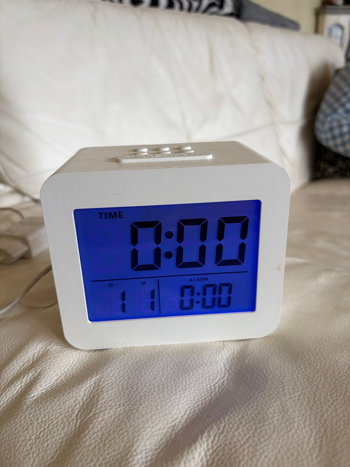 Witte digitale wekker met blauw display, Ophalen, Gebruikt, Wit, Werkt op batterijen