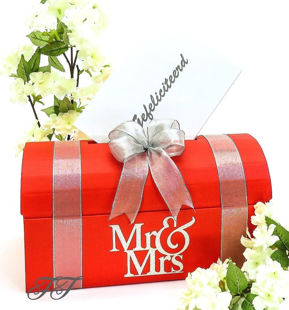 Zeer mooie “Mr & Mrs” rode enveloppendoos met zilveren lint., Hobby en Vrije tijd, Feestartikelen, Ophalen of Verzenden, Nieuw