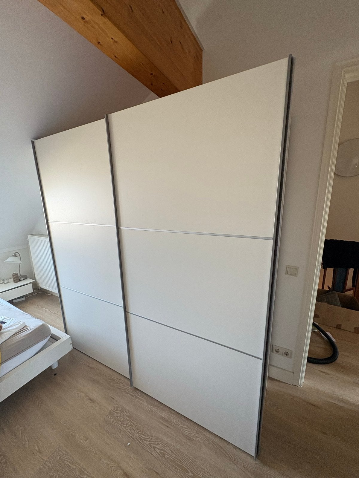 Grote witte kledingkast met schuifdeuren interluebke, Ophalen, Met plank(en), Gebruikt, 200 cm of meer