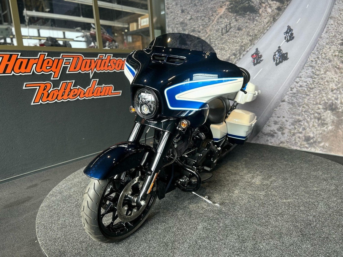 Harley-Davidson FLHXS STREET GLIDE SPECIAL (bj 2021), Motoren, Motoren | Harley-Davidson, Laan van Vredenoord 33
2289 DA  RIJSWIJK, NL