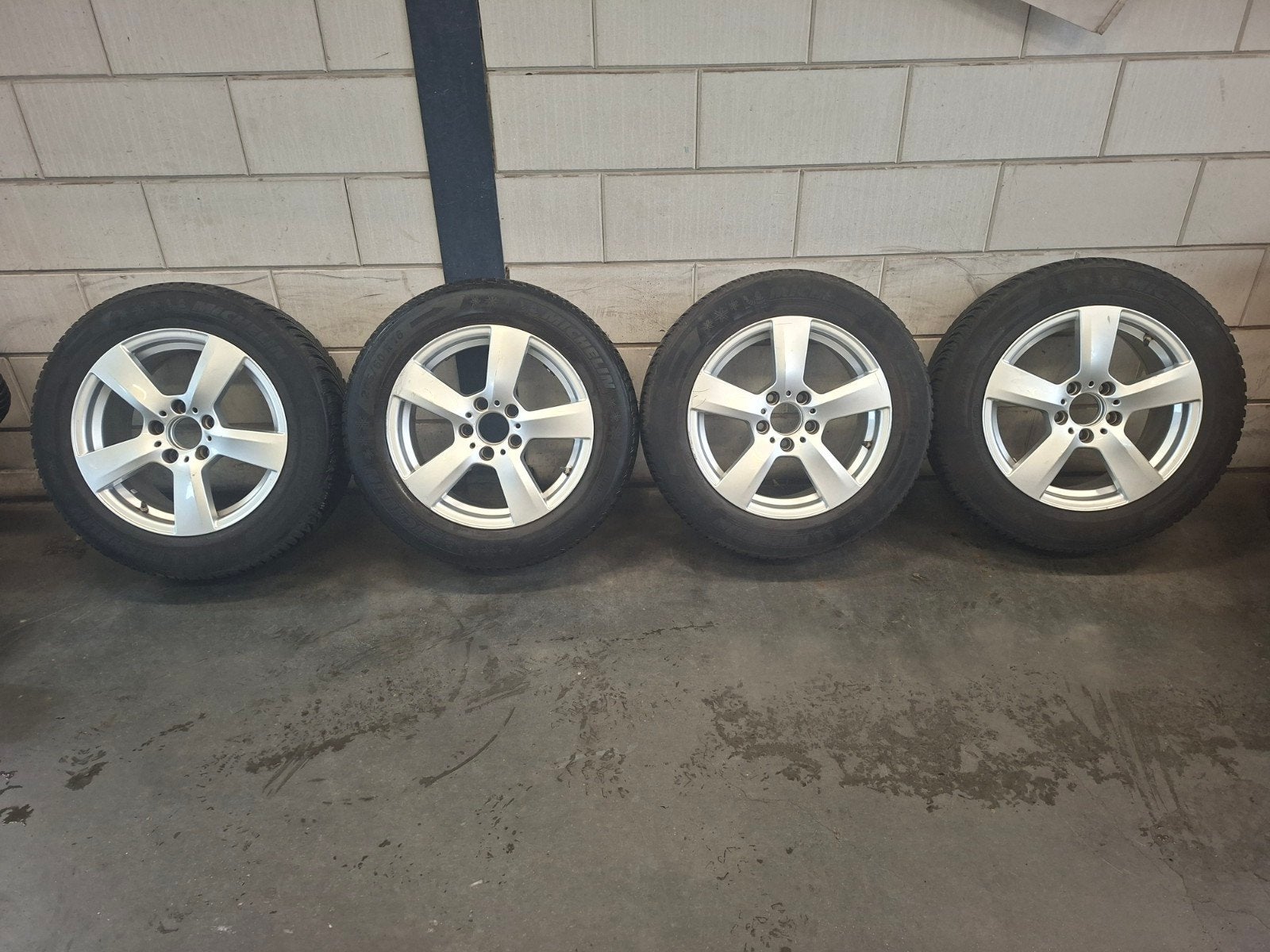 Mercedes B winterbanden op aluminium velgen, Auto-onderdelen, Ophalen, 16 inch, 205 mm, Winterbanden