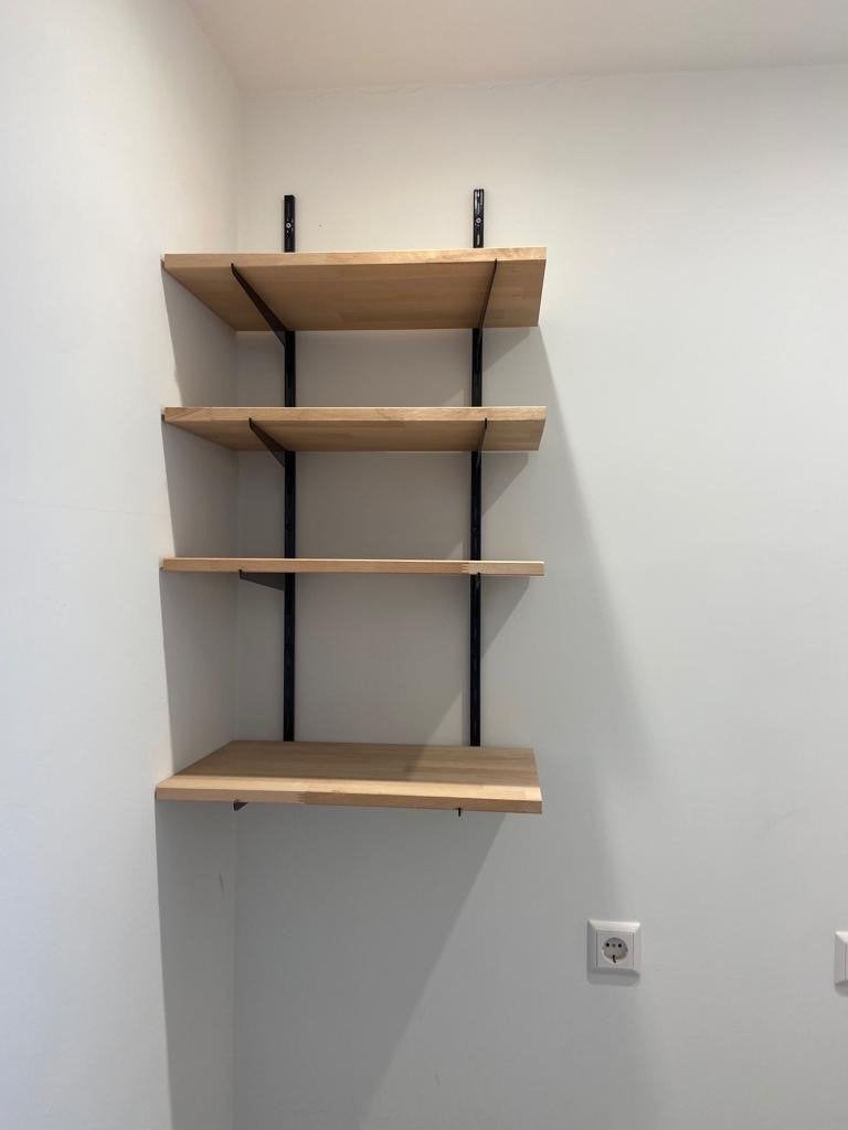 Houten wandplank met metalen beugels, Ophalen, Zo goed als nieuw