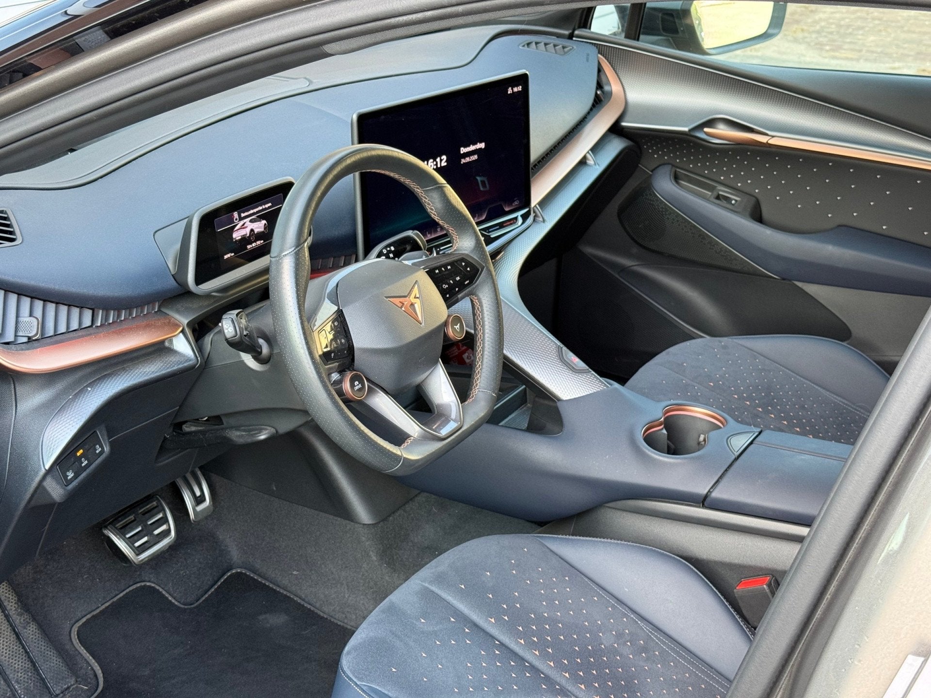 CUPRA Tavascan VZ Adrenaline 82 kWh | sennheister | HUD | pa, Auto's, Automaat, Gebruikt, 2173 kg, Alcantara