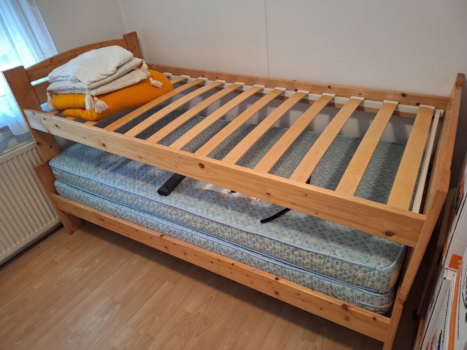Grenen bedden en kast, Ophalen, Met plank(en), Gebruikt, Modern, functioneel