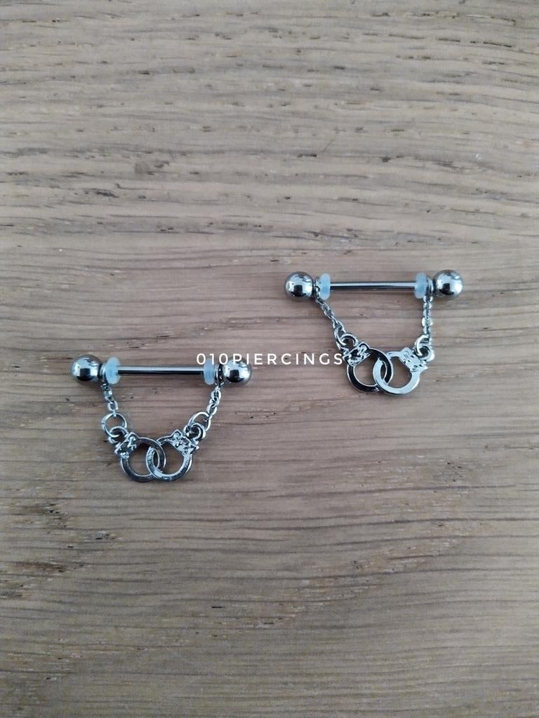 Nieuwe tepelpiercing. Handboeien., Ophalen of Verzenden, Zo goed als nieuw, Staal, Oor- of Traguspiercing
