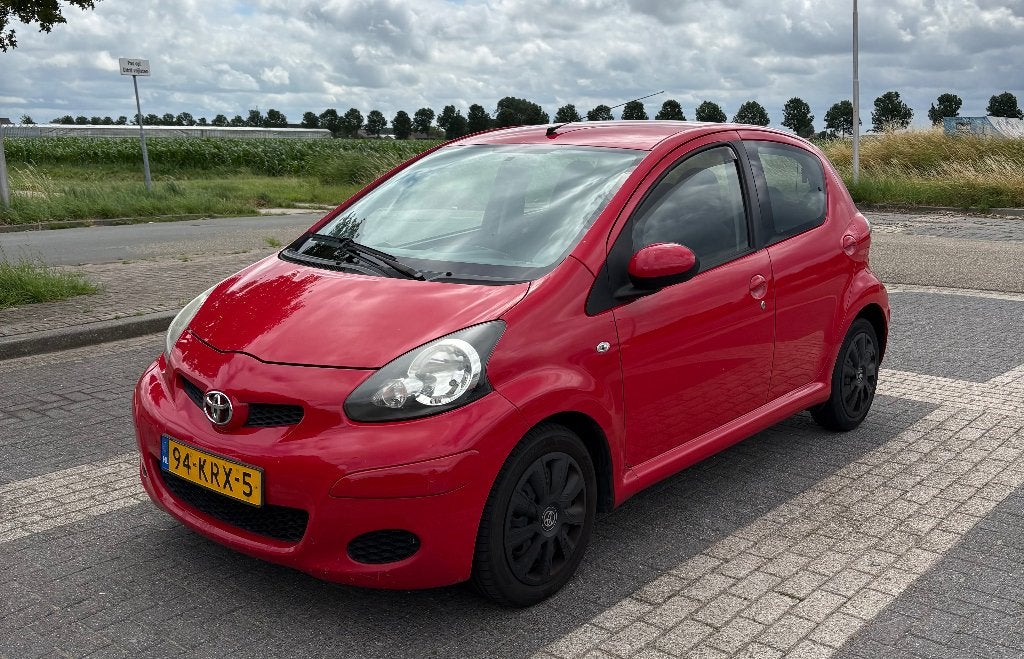 Toyota Aygo 1.0 12V Vvt-i 5DRS 2010 Rood, Voorwielaandrijving, Stof, Zwart, 4 stoelen
