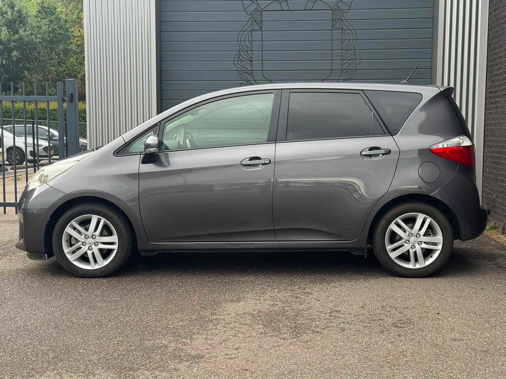 Toyota Verso-S 1.3 VVT-i Dynamic Automaat|Camera|Cruise, Euro 5, Stof, Gebruikt, Start-stop-systeem