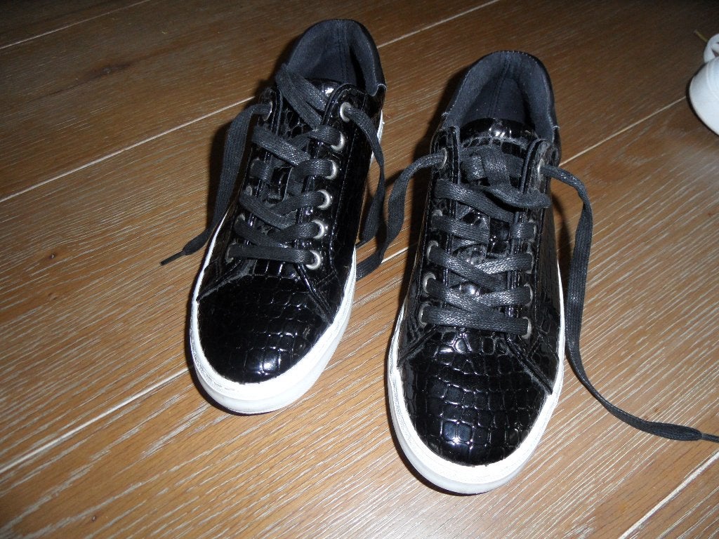 In goede staat verkerende zwarte (lak-look) schoen, mt 39, Zwart, Ophalen of Verzenden, Graceland, Sneakers of Gympen