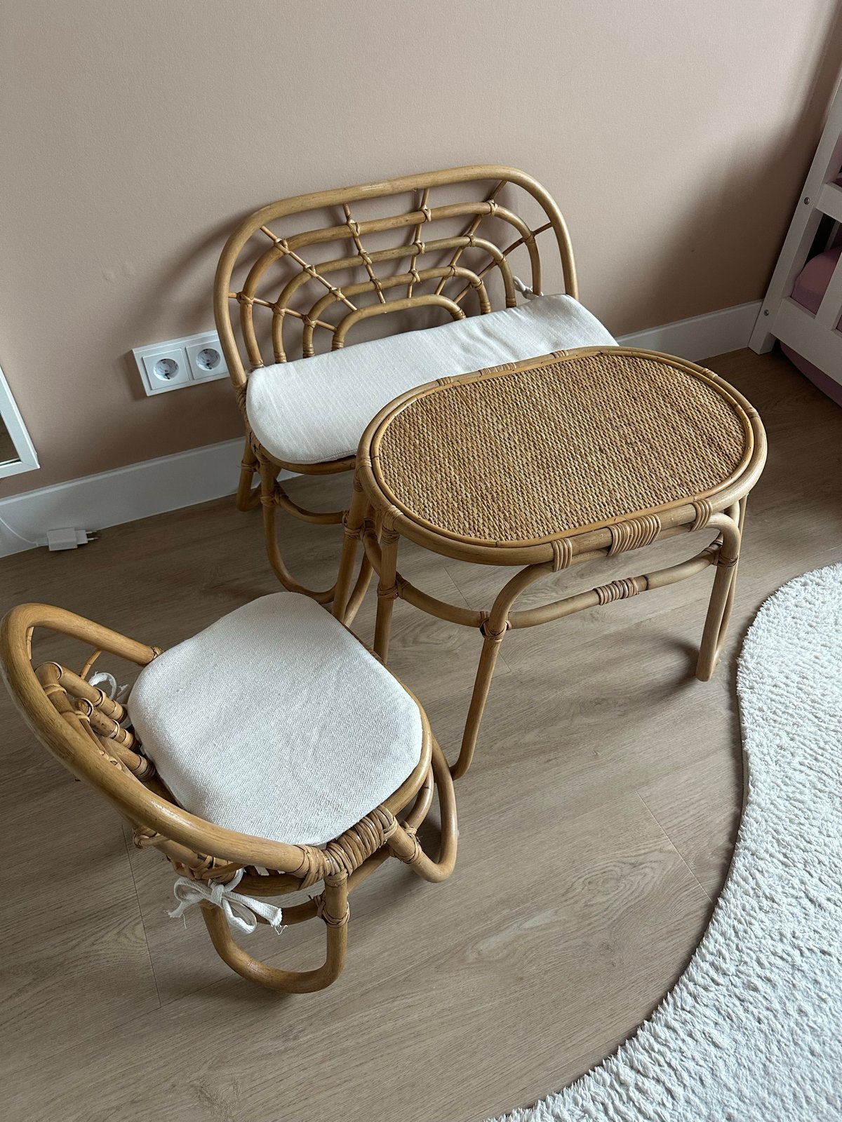 Rotan kinderzitje en tafeltje - Zo goed als nieuw, Kinderen en Baby's, Kinderkamer | Tafels en Stoelen, Ophalen, Zo goed als nieuw