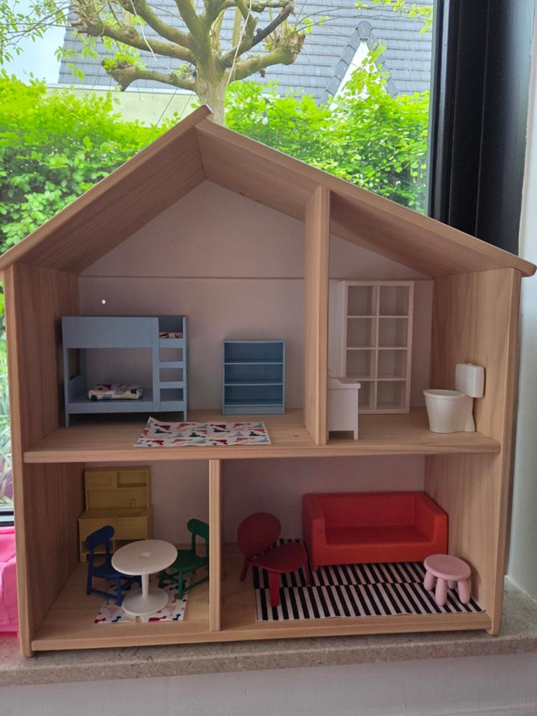 Houten Poppenhuis met Meubels - Zo Goed als Nieuw, Ophalen, Zo goed als nieuw, Poppenhuis