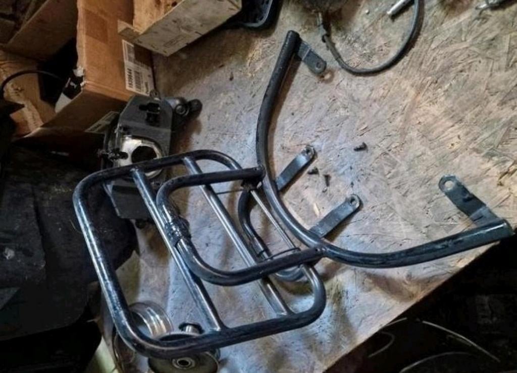 achter rekje Piaggio zip netten staat, Ophalen of Verzenden