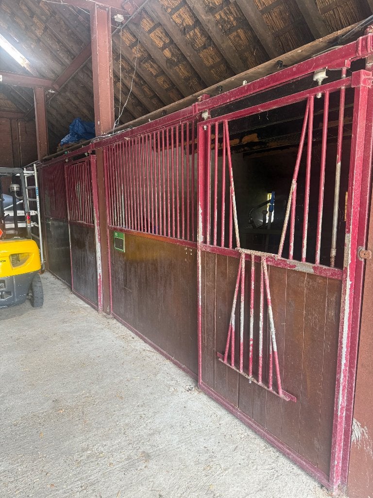 Voor wand paarden box