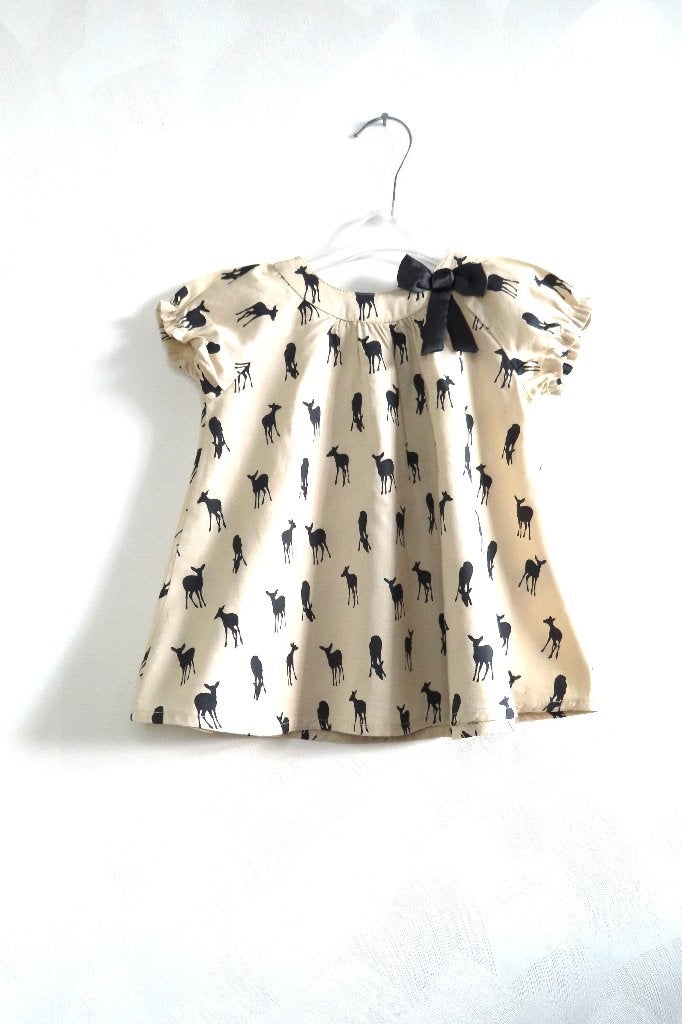 Jurkje Zandkleur Hertjes H&M mt 68 (4452), Kinderen en Baby's, Babykleding | Maat 68, Meisje, Jurkje of Rokje, H&M, Ophalen of Verzenden