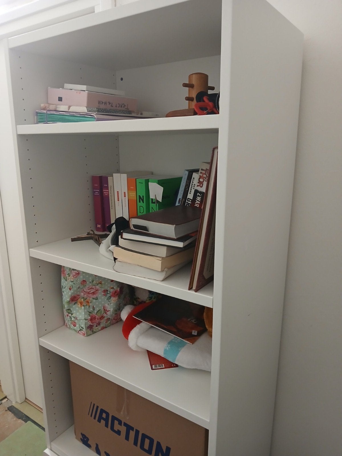 Boekenkast IKEA met 2 lades - Zo goed als nieuw, Huis en Inrichting, Ophalen