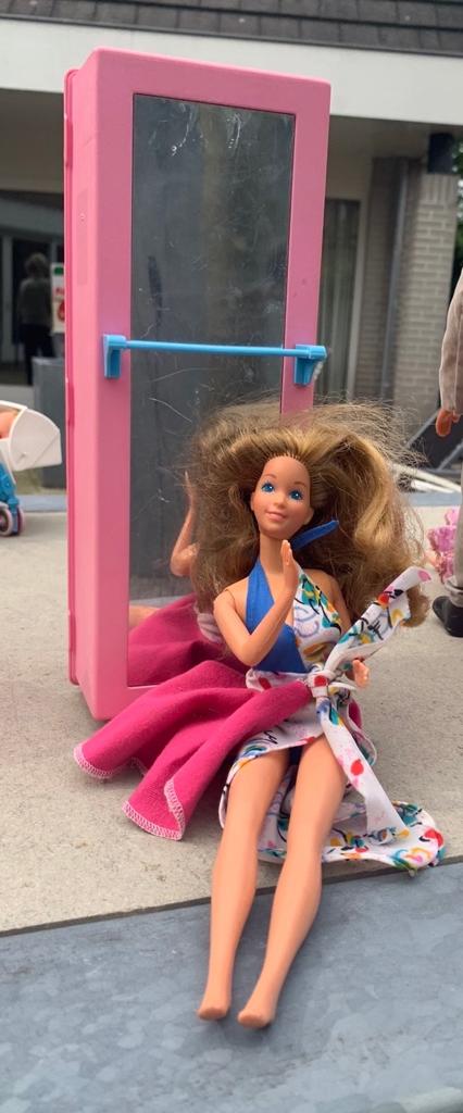 Vintage Barbie kledingkast met spiegel, Kinderen en Baby's, Speelgoed | Poppen, Gebruikt, Barbie, Ophalen of Verzenden