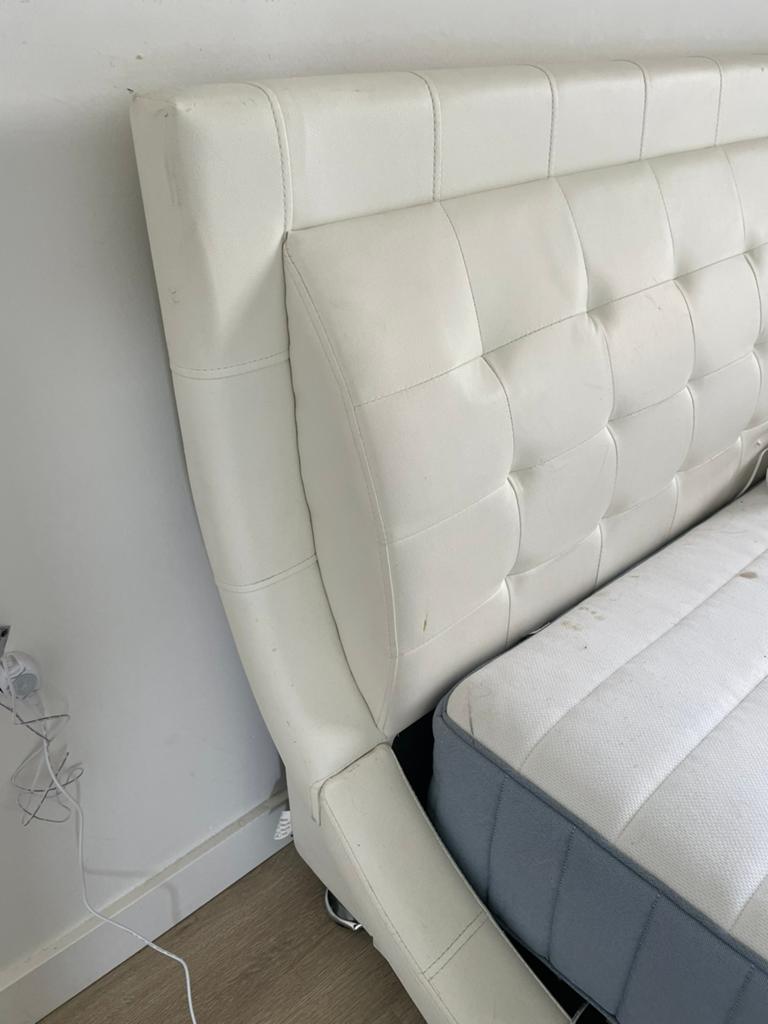 Gratis Tweepersoonsbed met Leerachtig Frame en Matras, Ophalen, Gebruikt