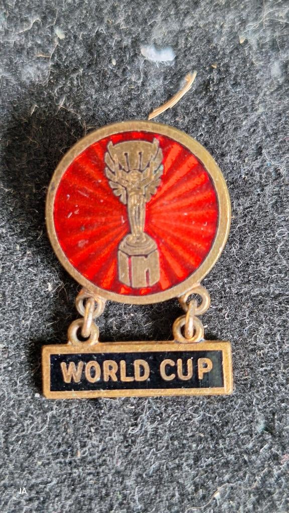 WK 1966 speld  - jules Rimet trophy !! zeldzaam, Verzamelen, Speldjes, Pins en Buttons, Ophalen of Verzenden, Zo goed als nieuw
