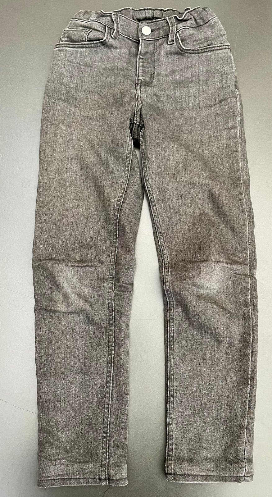 TE KOOP: donkergrijze gevoerde spijkerbroek H&M mt 134 ZGAN, Ophalen of Verzenden, Zo goed als nieuw, Jongen, Broek