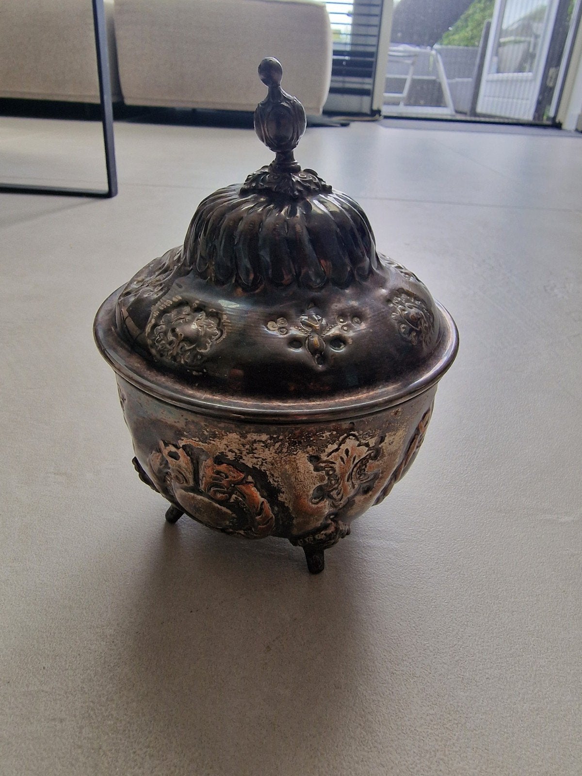 Verzilverde suikerpot, Ophalen