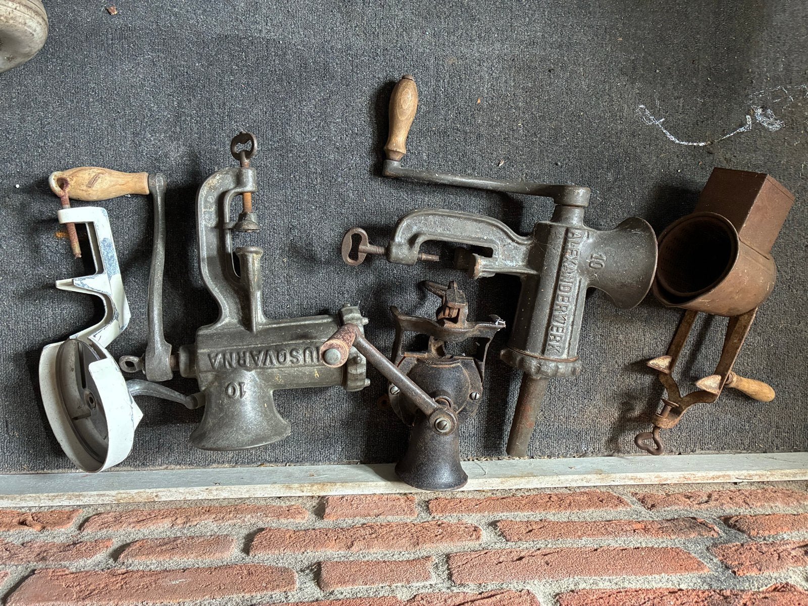 Antieken metalen keukenmolens en vleesmolens, Ophalen