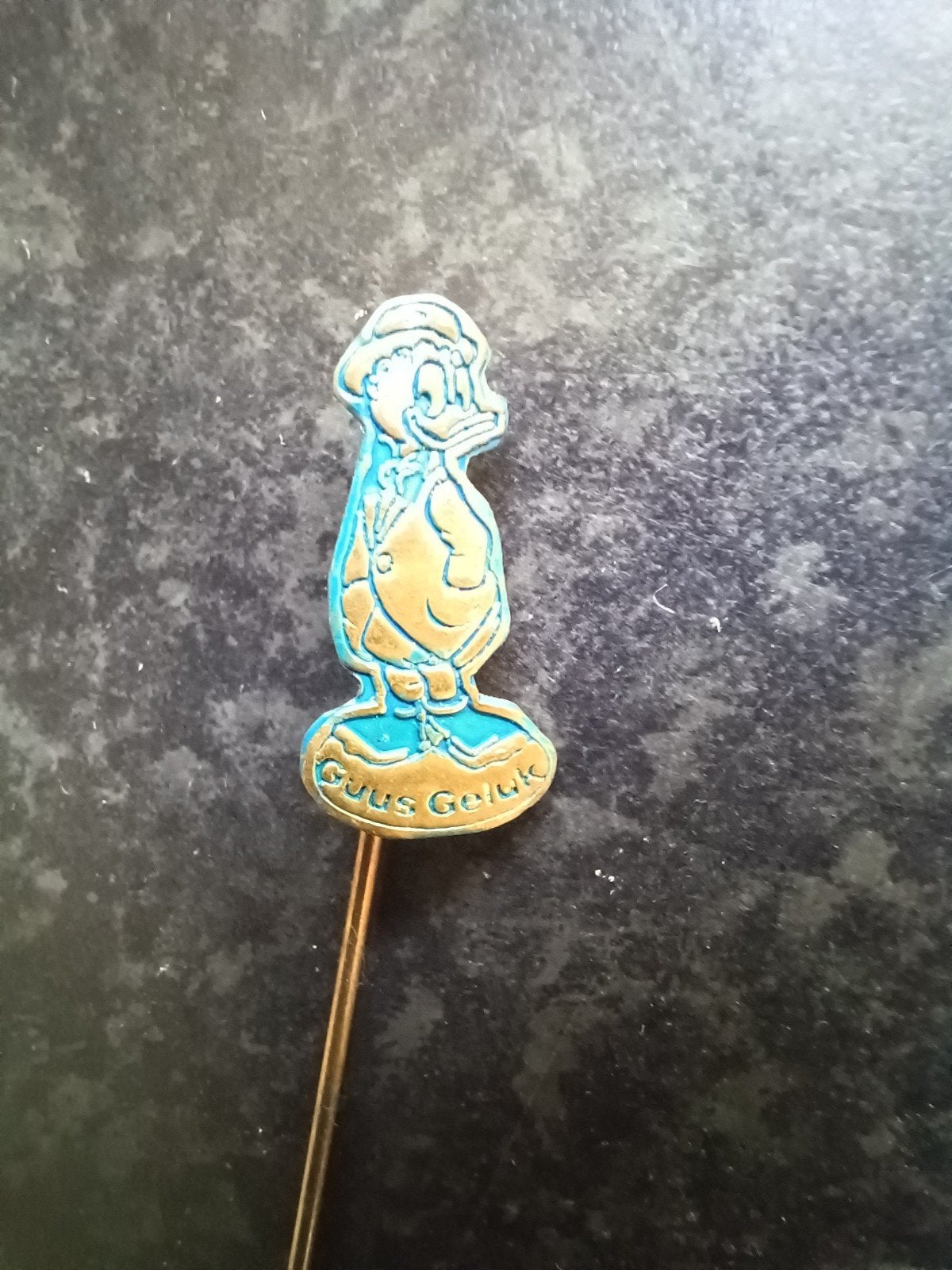 Speldje Guus Geluk (blauw), Verzamelen, Ophalen of Verzenden, Gebruikt, Overige onderwerpen, Speldje of Pin