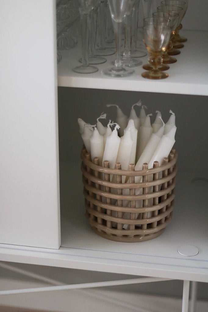 Ferm Living Ceramic basket Cashmere, gevlochten mand Ø16 cm, Porselein of Keramiek, Mand, Nieuw, Ophalen of Verzenden