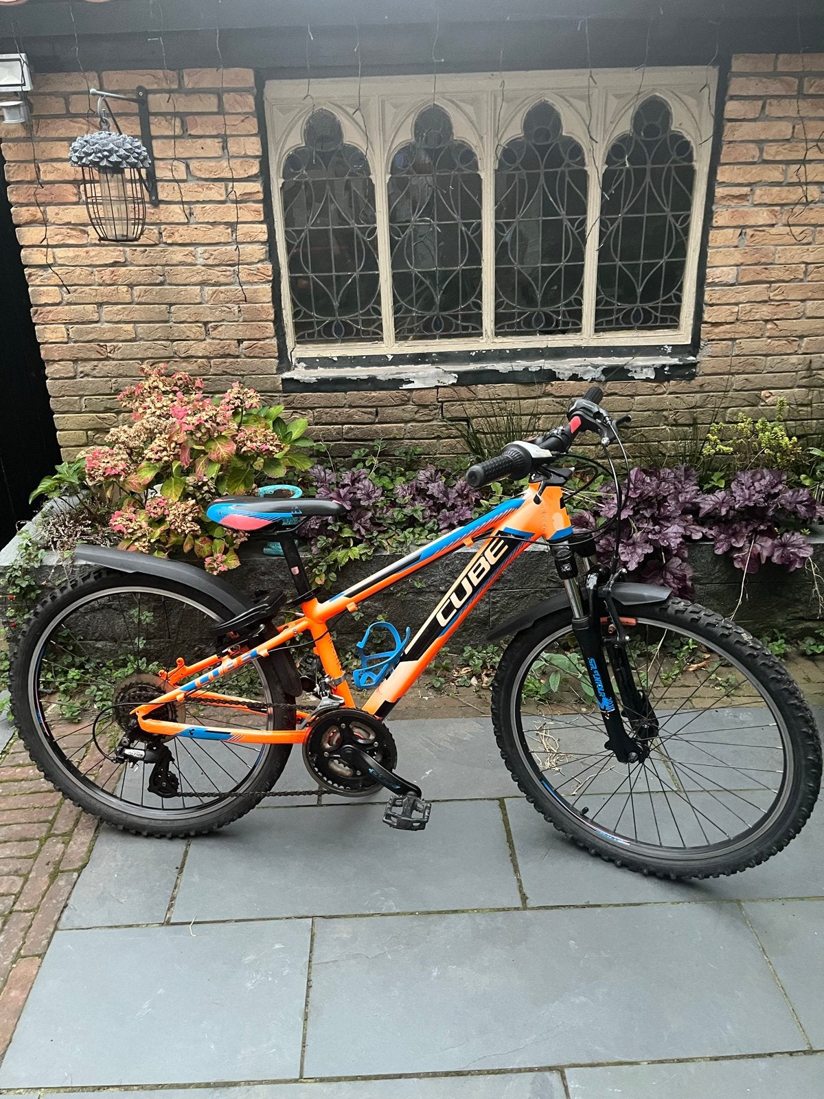 Cube 24 inch kinder mountainbike met AXA slot en standaard