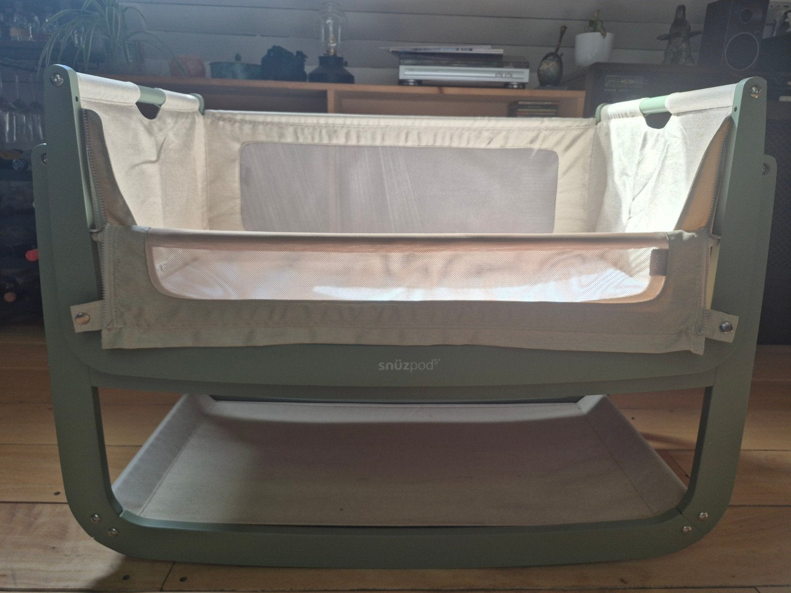 Snüzpod 5 Co-Sleeper Wieg; Sage Green  - Zo goed als nieuw, Kinderen en Baby's, Babywiegjes en Ledikanten, Ophalen, Zo goed als nieuw