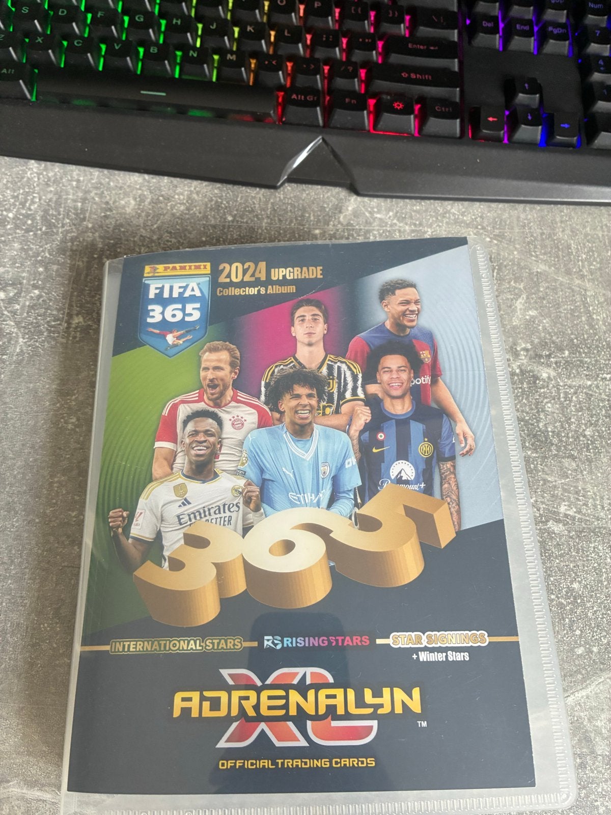 Boek met voetbal kaarten - FIFA 365 Adrenalyn XL 2024, Ophalen, Nieuw, Overige sporten, Spelerskaart