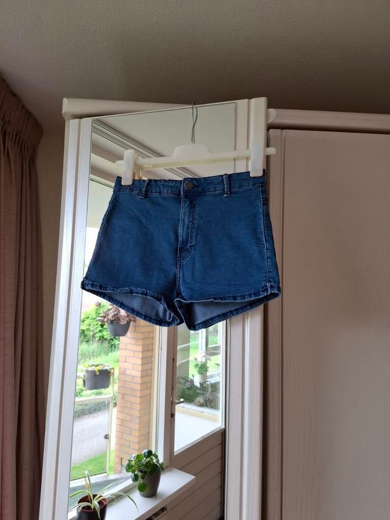 Korte spijkerbroek maat 36 bershka 2 euro, Kleding | Dames, Broeken en Pantalons, Kort, Blauw, Zo goed als nieuw, Maat 36 (S)