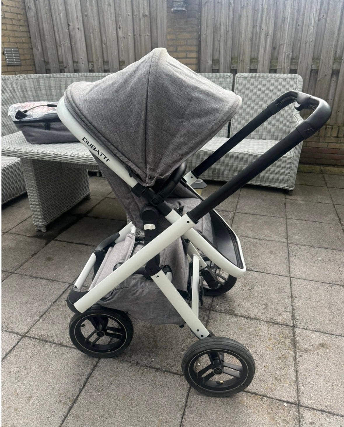Super mooie dubatti kinderwagen 3 in 1  met nieuwe voetenzak, Kinderen en Baby's, Kinderwagens en Combinaties, Ophalen of Verzenden