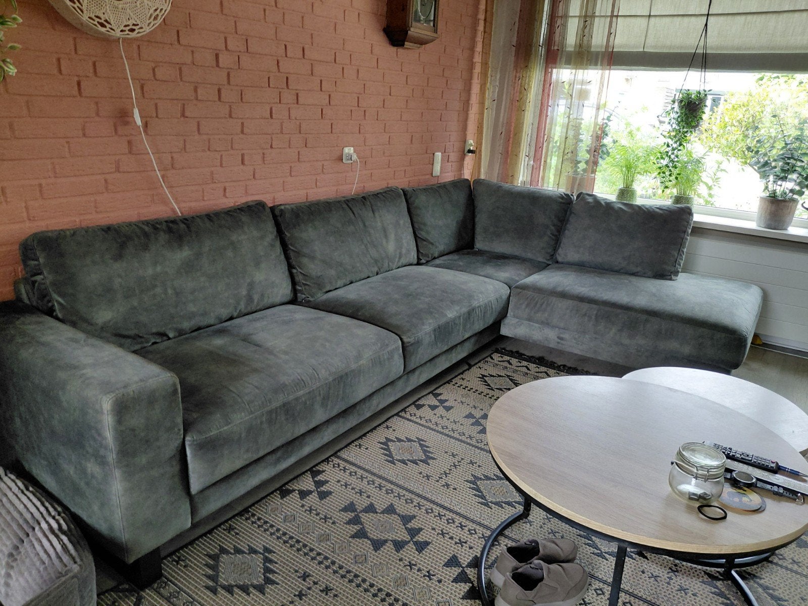 Grote hoekbank met chaise longue, grijs velours, Huis en Inrichting, Banken | Bankstellen, Ophalen, Gebruikt, Vierpersoons of meer