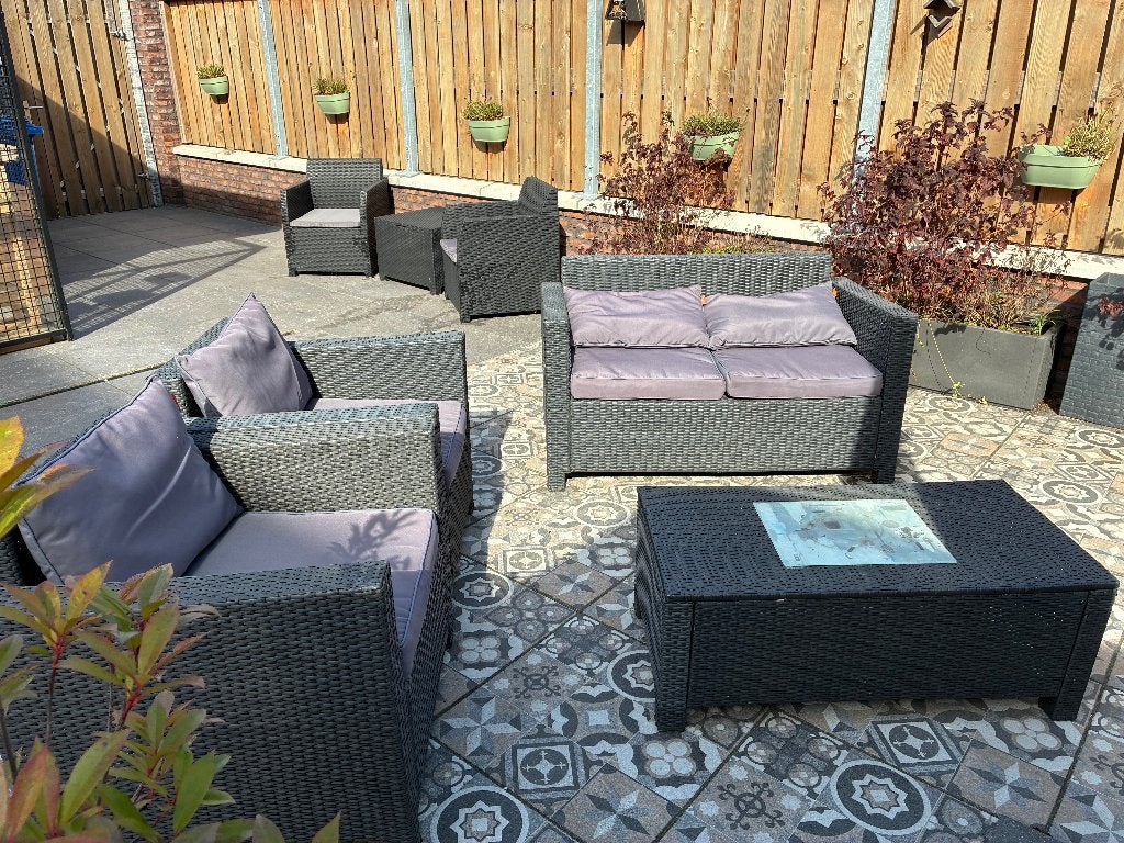 Mooie tuinset zoekt nieuwe eigenaar