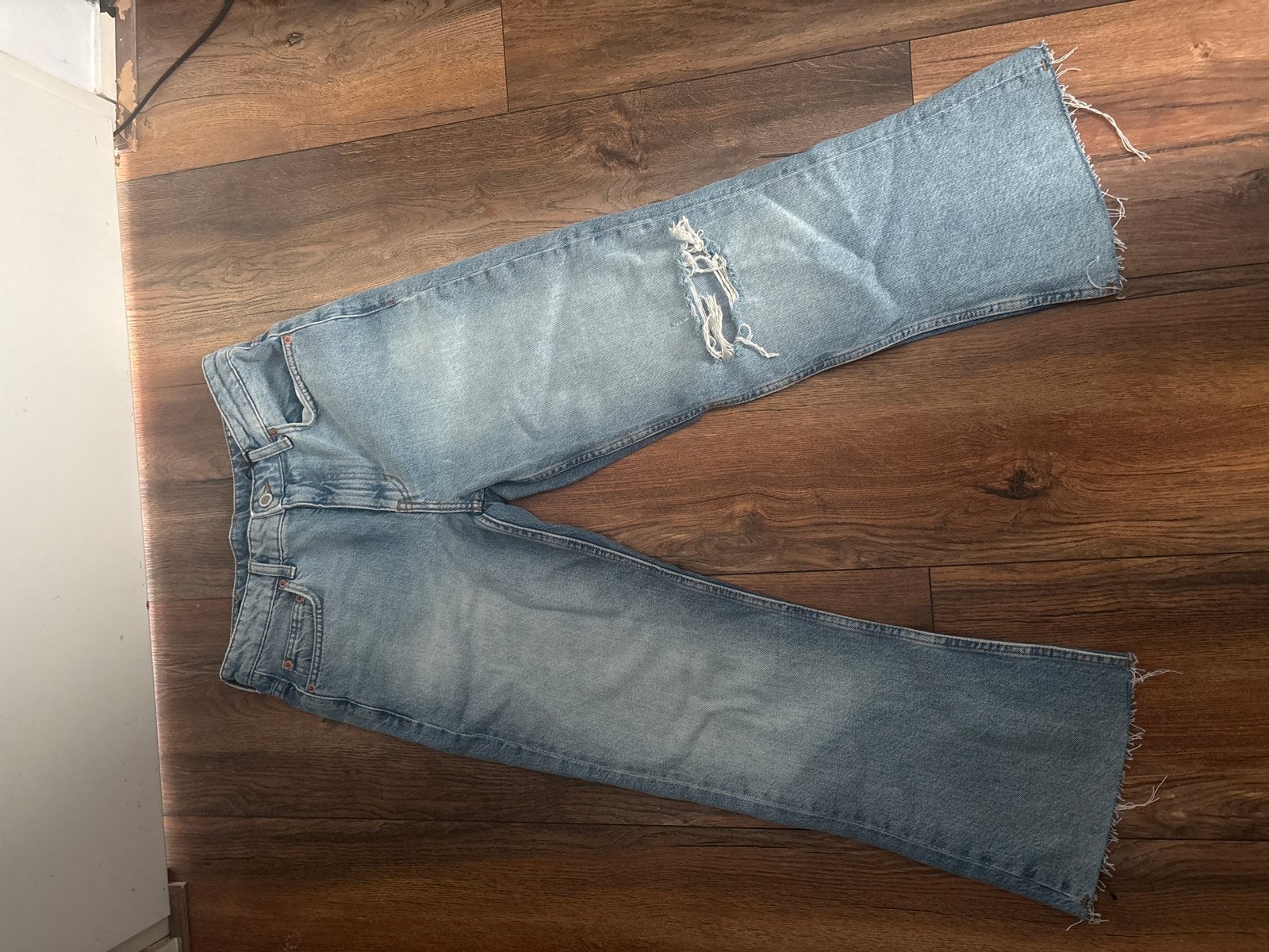 Zara flared jeans met scheur, maat W28/W29 (confectie 36), Ophalen of Verzenden, Nieuw, Blauw, W28 - W29 (confectie 36)