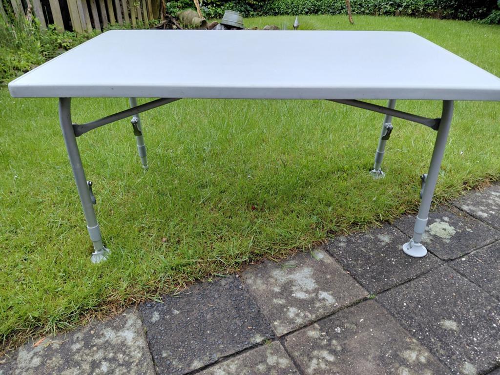 Kampeertafel verstelbaar op alle poten Assen/Omg. Leeuwarden, Ophalen, Gebruikt, Campingtafel
