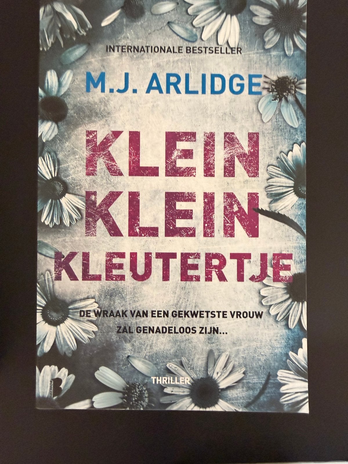 M.J. Arlidge - Klein Klein Kleutertje (Thriller), Ophalen, Gelezen, Nederland