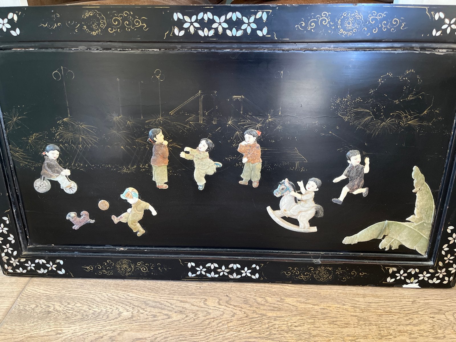 Antiek Chinees paneel met parelmoer inleg en spelende kinder, Antiek en Kunst, Ophalen