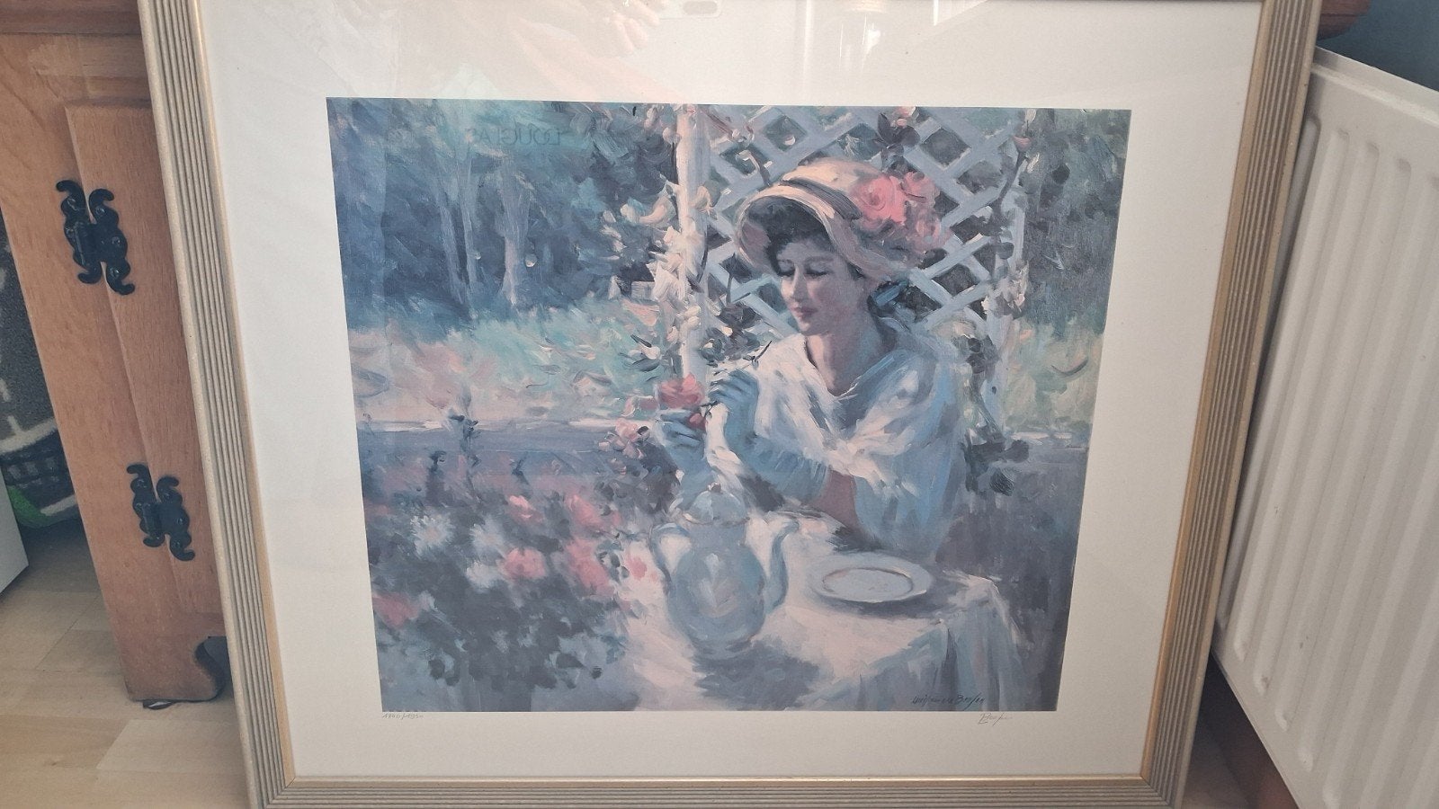 Schilderij dame in tuin met theeservies, ingelijst, Ophalen, 75 tot 100 cm