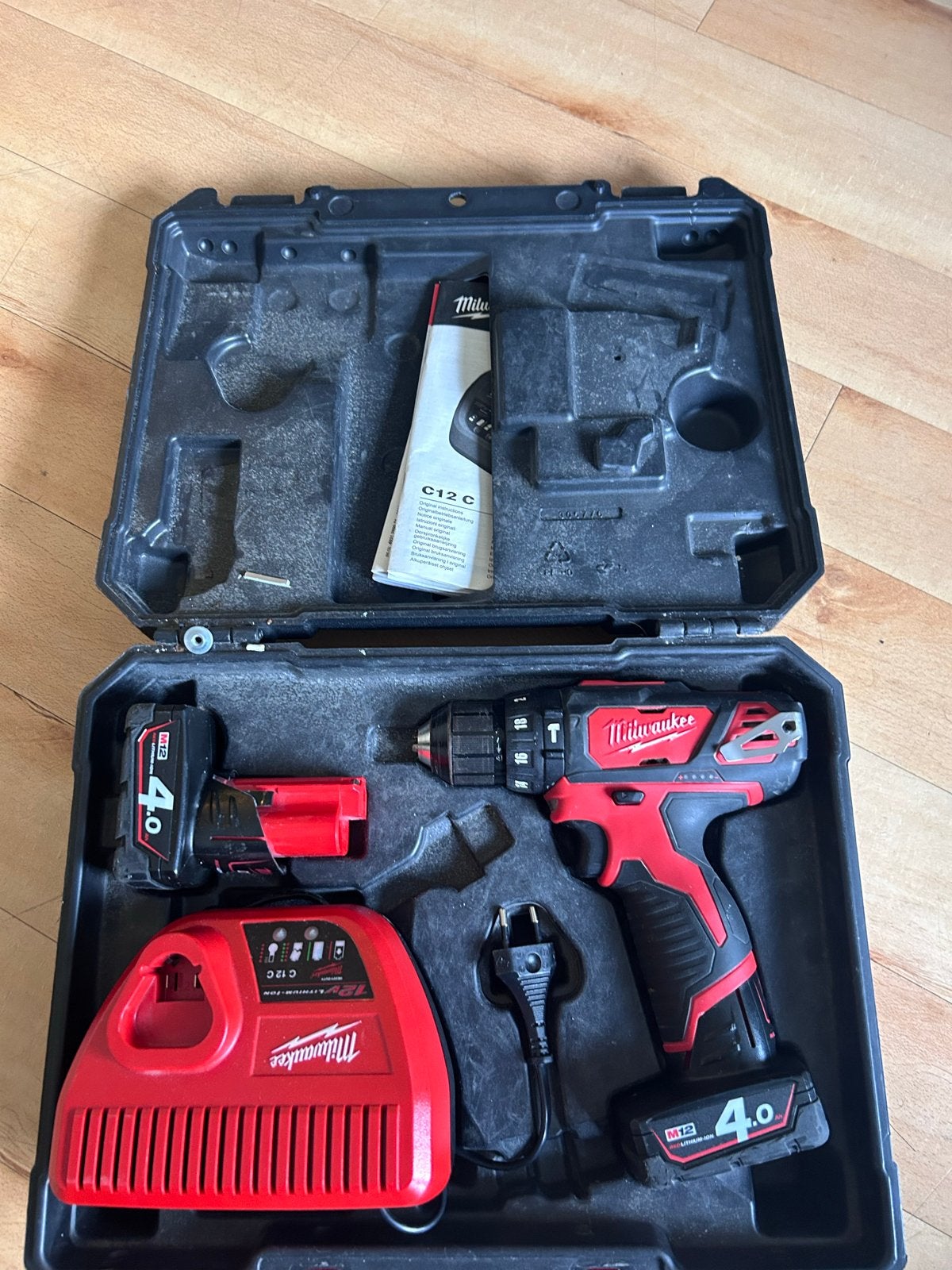 Milwaukee M12 Boor-/Schroefmachine met Accu en Lader, Gebruikt, Variabele snelheid, Ophalen of Verzenden, Boor- en Schroefmachine
