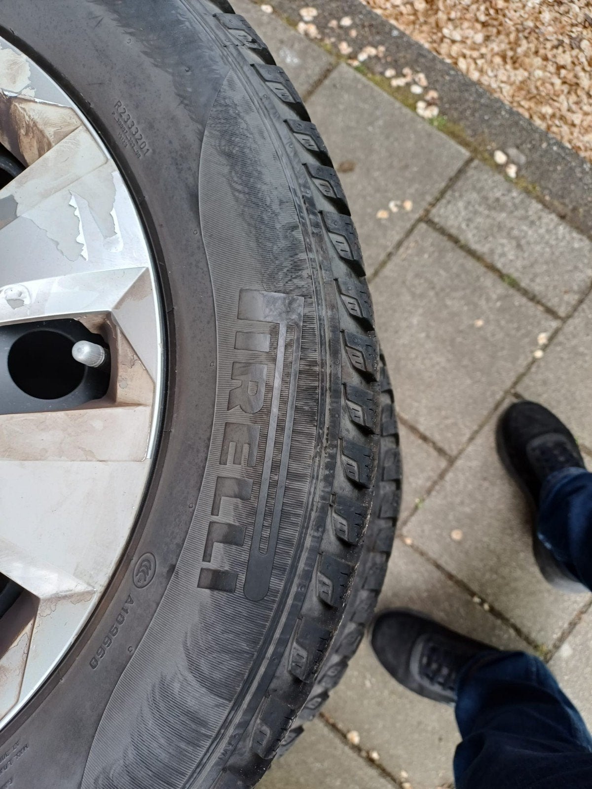 Pirelli Winterbanden 185/65 R15 met VW wieldoppen, Ophalen, Gebruikt, 15 inch, Banden en Velgen
