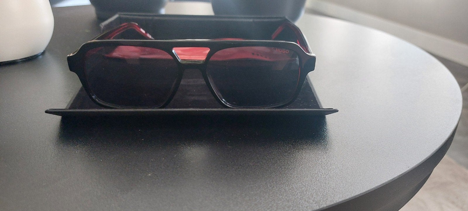 Hugo Boss zonnebril - Zwart met rode accenten, Sieraden, Tassen en Uiterlijk, Zonnebrillen en Brillen | Heren, Overige merken