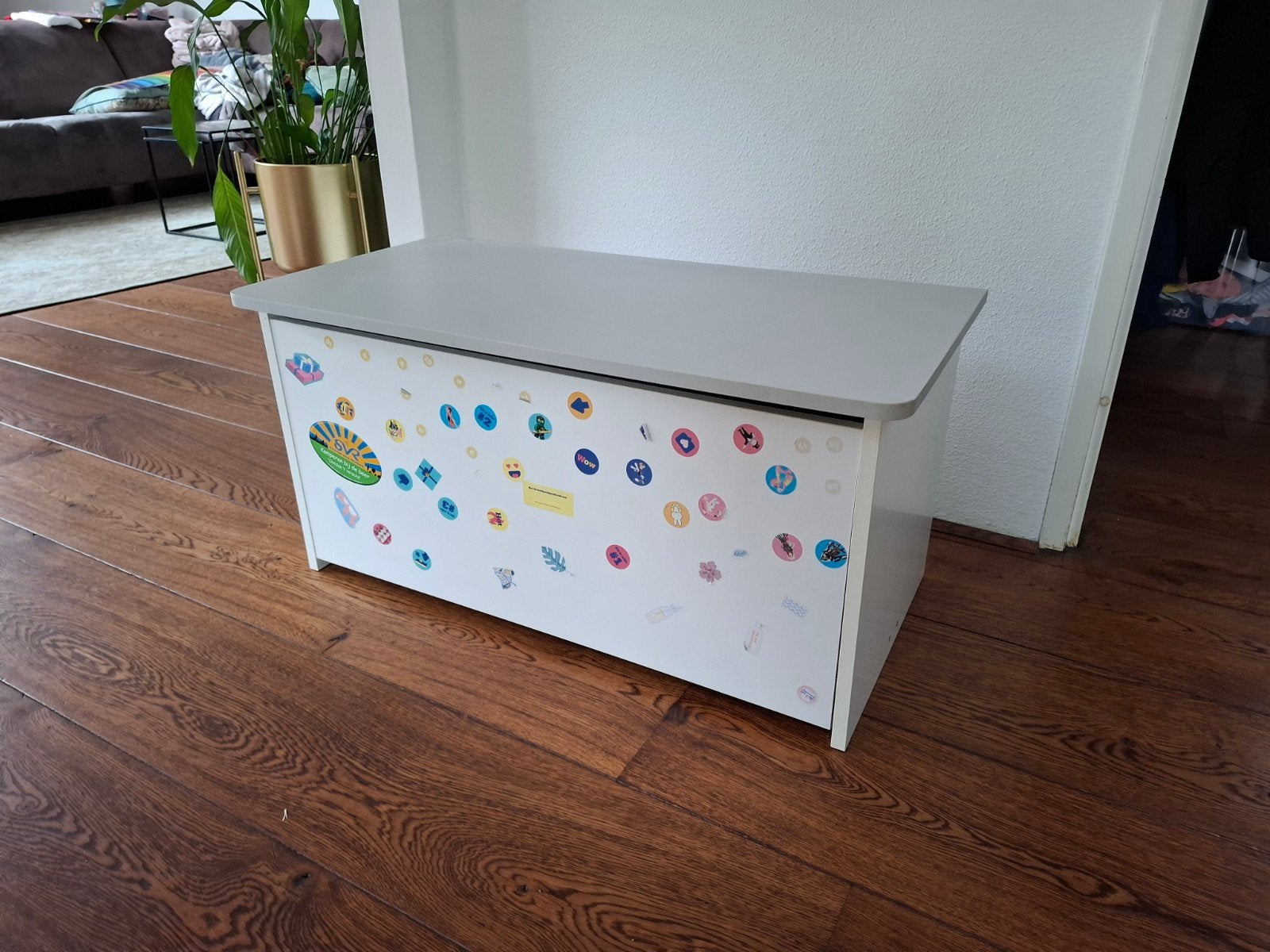Witte speelgoedkist met deksel en stickers, Huis en Inrichting, Woonaccessoires | Kisten, Gebruikt, 50 tot 100 cm, Ophalen of Verzenden