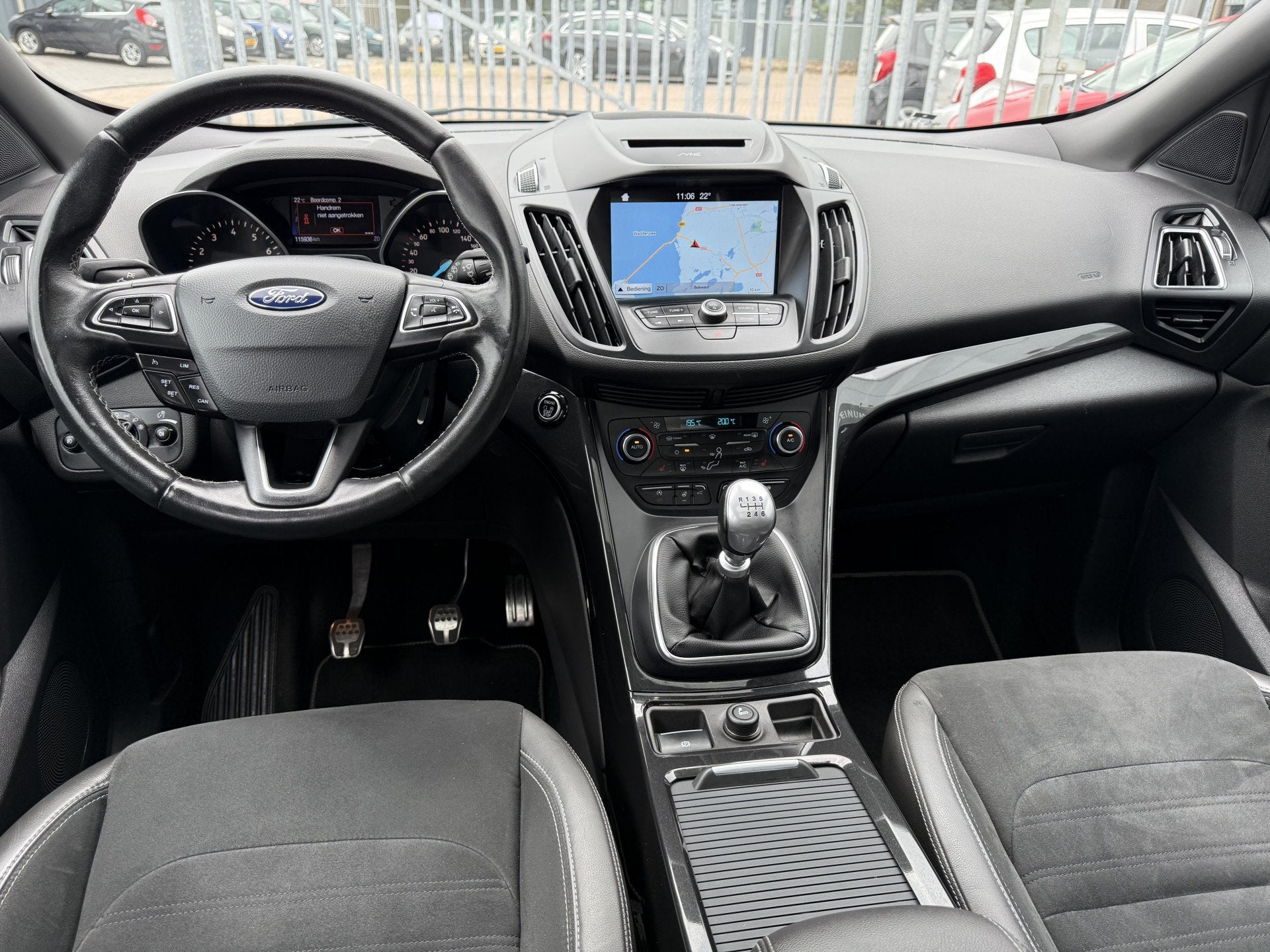 Ford Kuga 1.5 Turbo ST Line..! Panoramadak, Camera, Trekhaak, Auto's, Ford, Automatische klimaatregeling, 4 cilinders, Alcantara