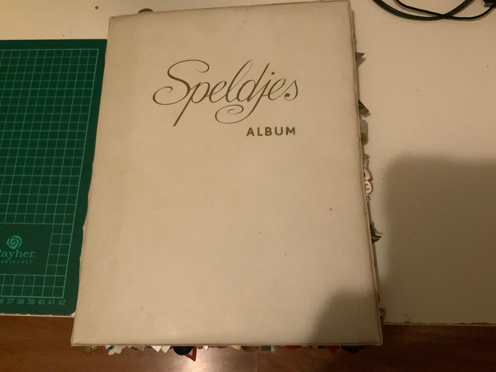 Grote verzameling vintage speldjes in album, Ophalen, Zo goed als nieuw, Merk, Speldje of Pin
