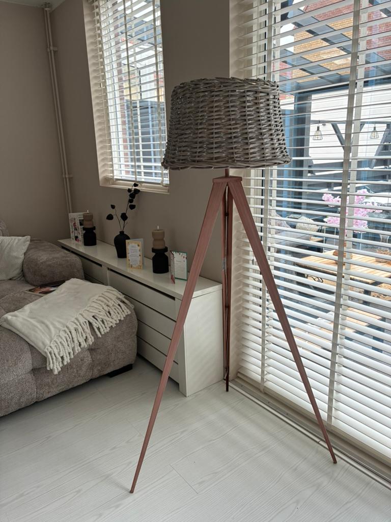 Stijlvolle staande lamp met rotan kap en houten driepoot, Ophalen, Zo goed als nieuw, Hout, 150 tot 200 cm