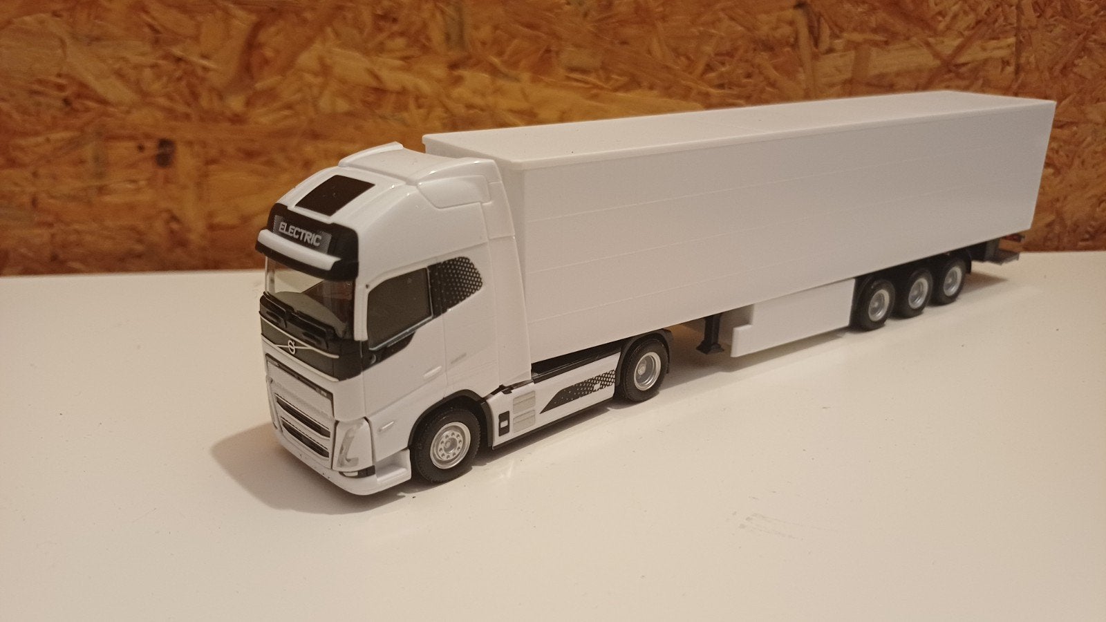Herpa Volvo FH Electric met gesloten trailer, Ophalen of Verzenden, Nieuw, Bus of Vrachtwagen, Herpa