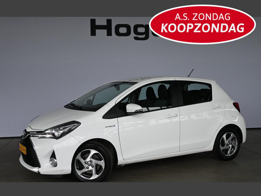 Toyota Yaris 1.5 Hybrid Trend Bi-Tone Clima Navigatie Trekha, Gebruikt, 4 cilinders, Bedrijf, Hybride Elektrisch/Benzine