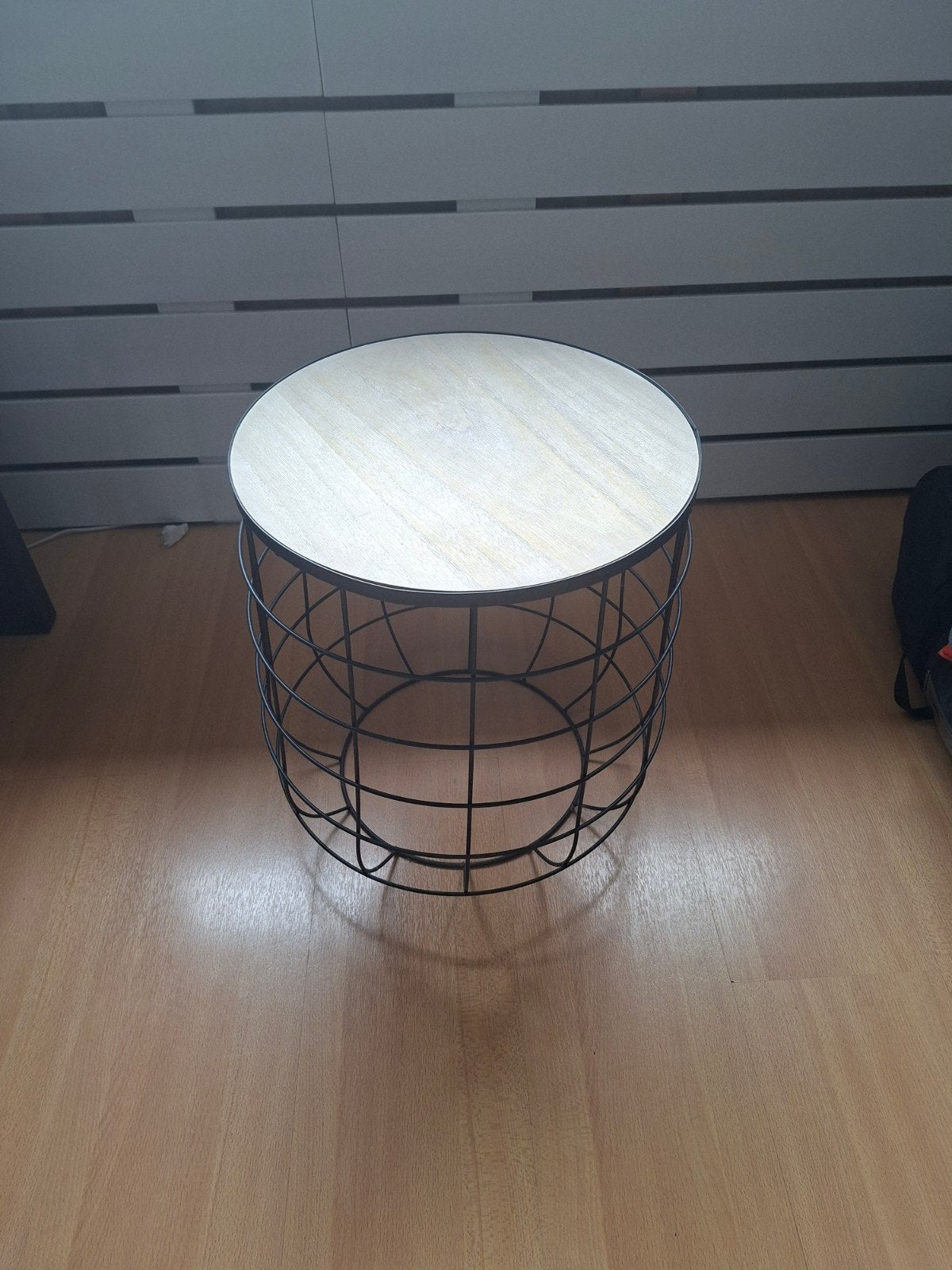 Bijzettafel met houten blad en metalen onderstel, Minder dan 55 cm, Modern, Industrieel, Rond, Zo goed als nieuw