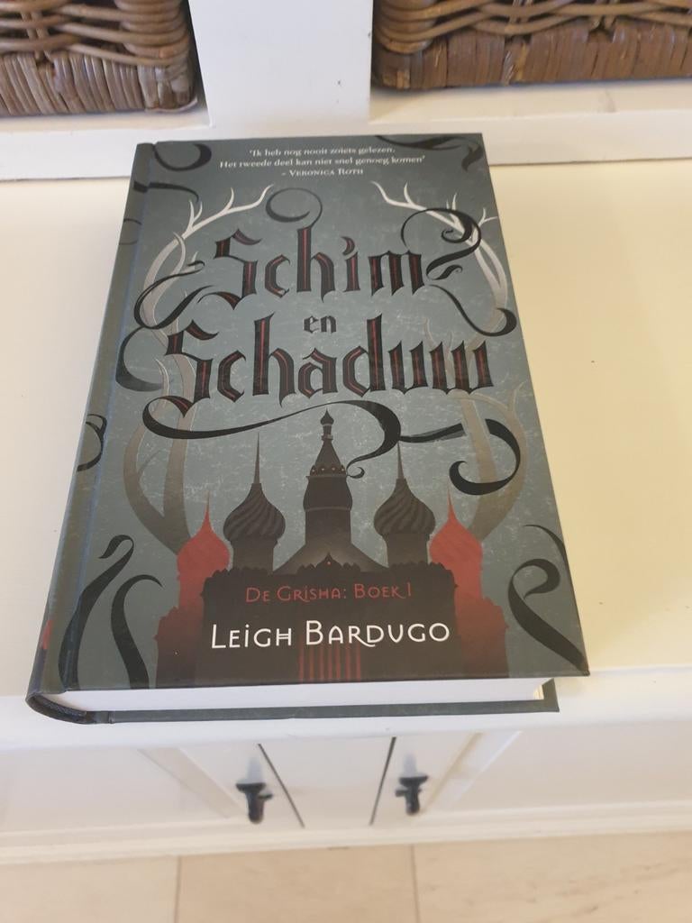 Leigh Bardugo - Schim en schaduw, Boeken, Ophalen of Verzenden, Gelezen